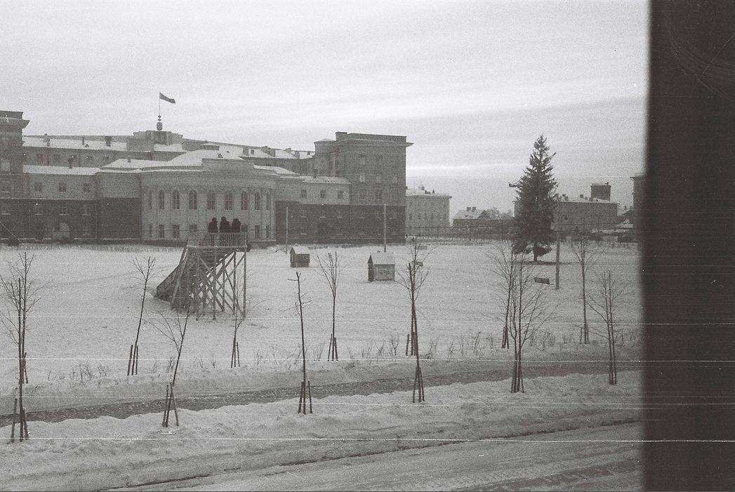 Вид из окна гостиницы "Волхов" на сквер за Домом Советов