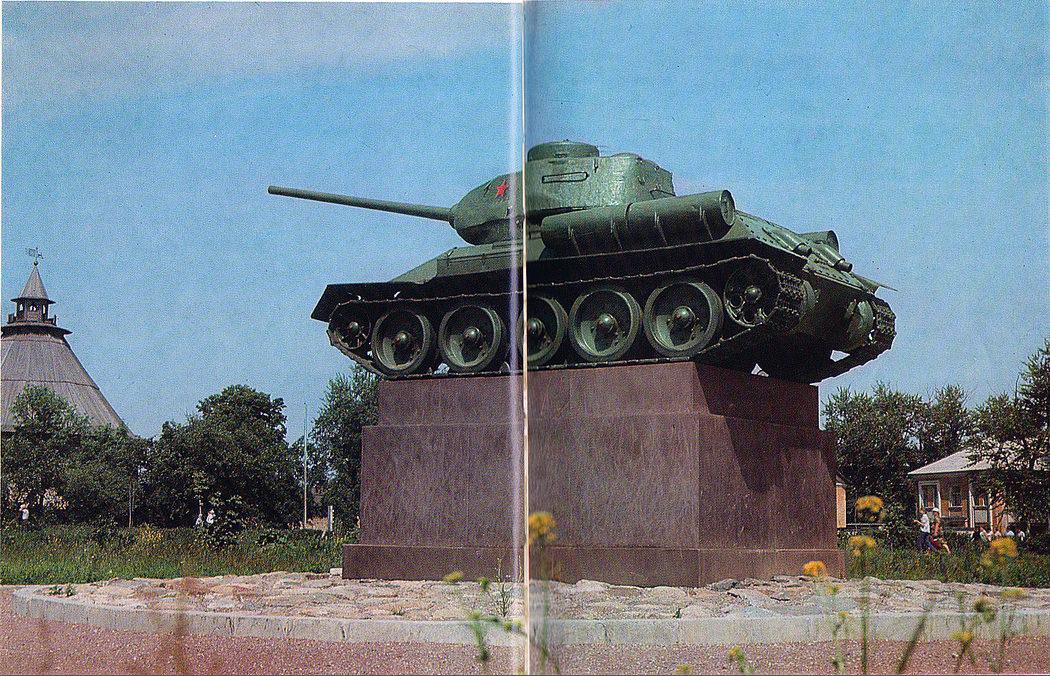 Танк-памятник в честь освобождения Пскова от фашистских захватчиков