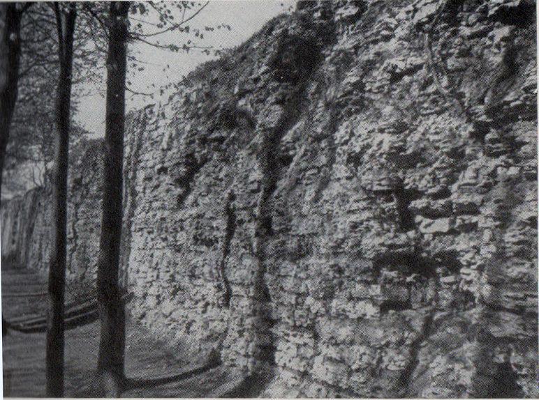 Участок неотреставрированной  стены окольного города