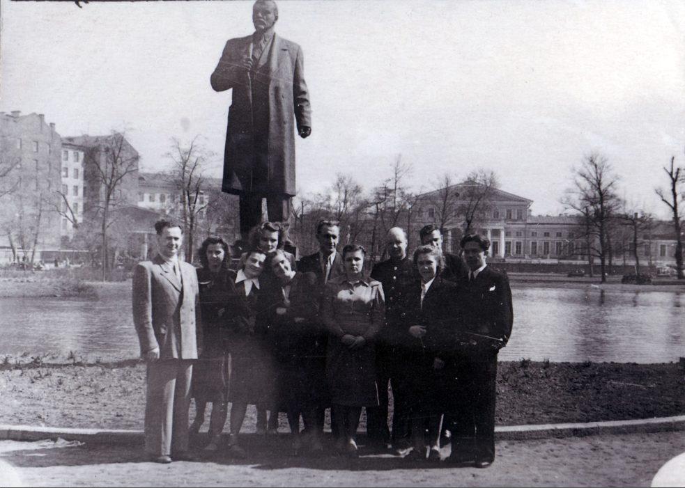 У памятника Ленину в детском парке Октябрьского района
