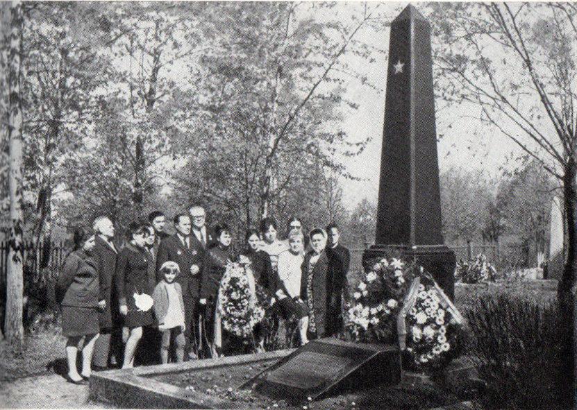 Памятник на могиле писателя В.Ставского