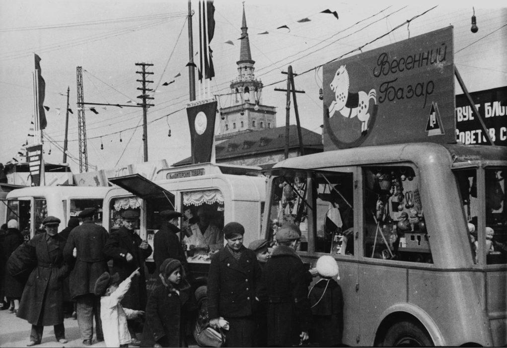 Весенний базар на Комсомольской площади