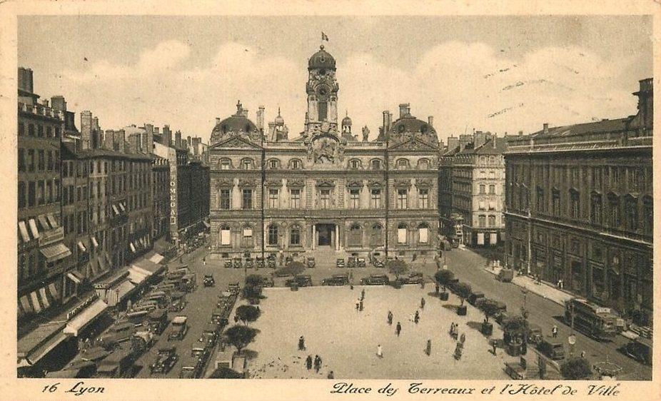 Lyon — Place des Terreaux et Hotel de Ville