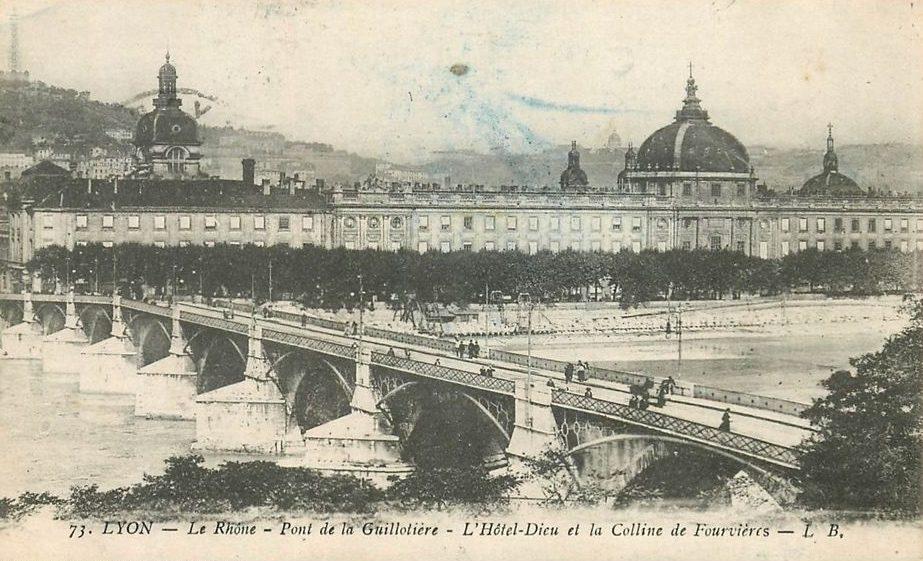 Lyon — Le Rhône - Pont de la Guillotière - L'Hôtel-Dieu et la Colline de Fourvière