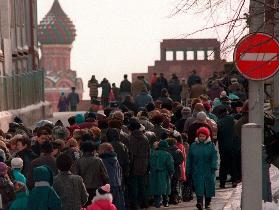 Очередь к Мавзолею, открывшемуся после перерыва на волне дебатов о захоронении тела Ленина