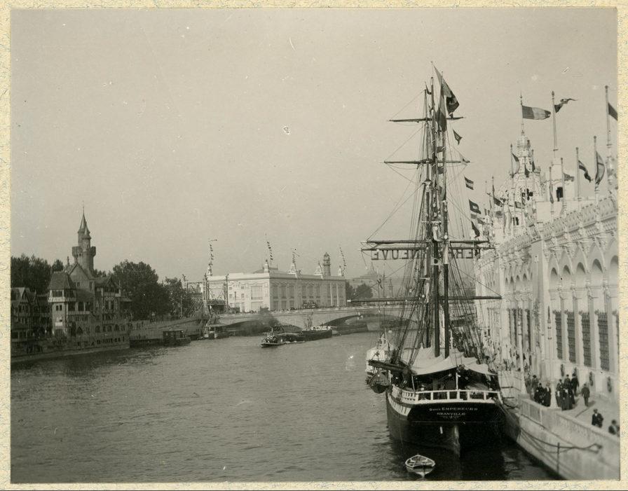 Exposition Universelle de 1900: voilier amarré devant le palais des armées de terre et de mer
