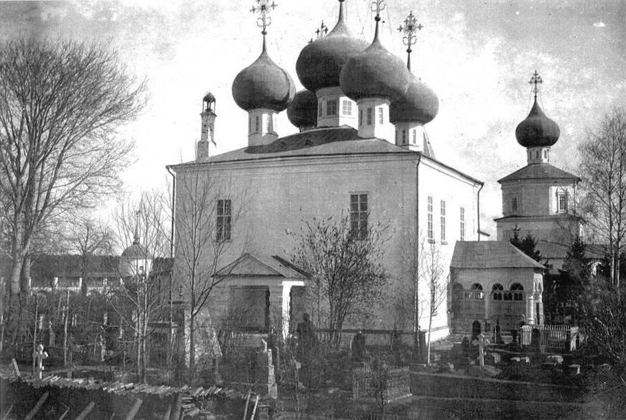 Успенский собор и монастырское кладбище
