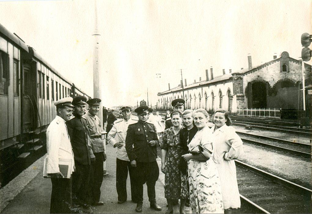 Военные железнодорожники на станции Курган
