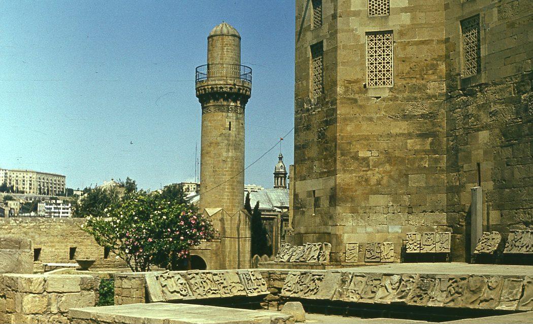 Вид на дворцовую мечеть с минаретом