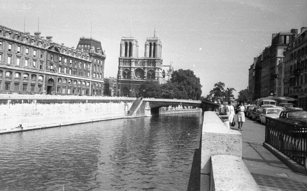 Seine, dans l'arrière-plan de la cathédrale Notre-Dame