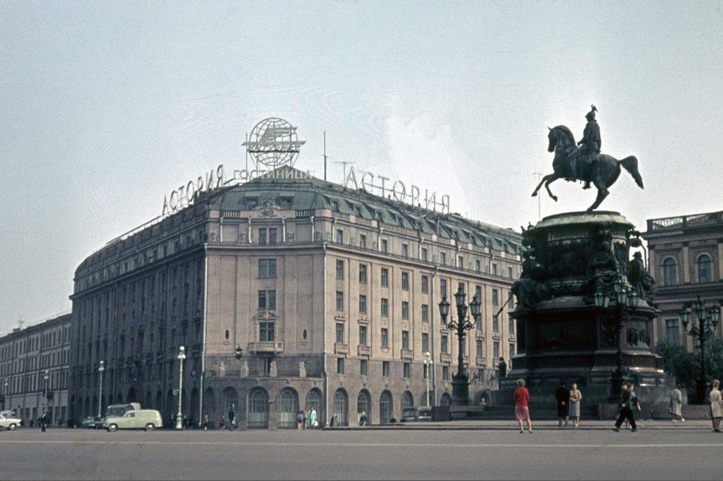 Гостиница "Астория" и памятник Николаю I