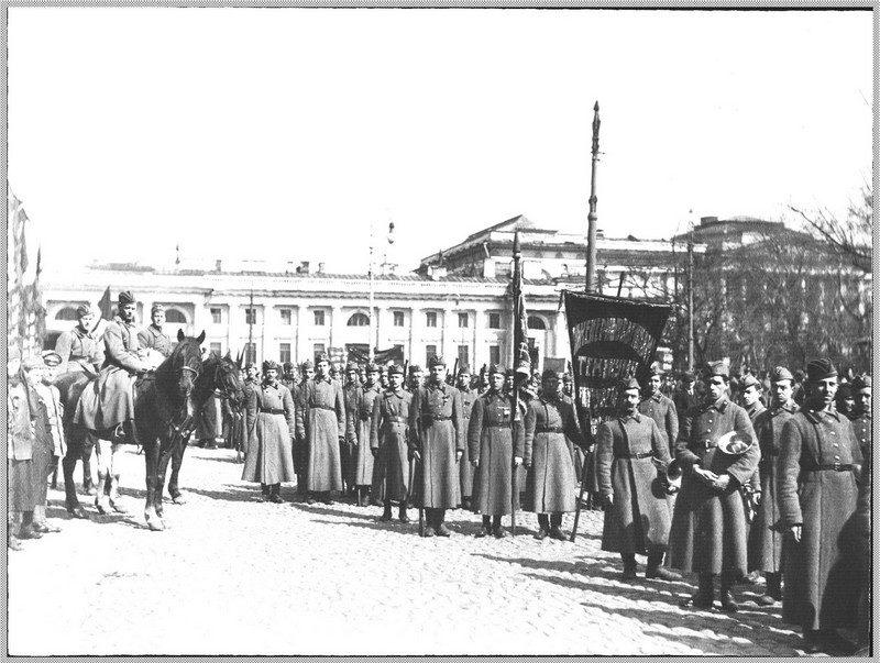 Колонна демонстрантов Инженерно-военного техникума на площади Лассаля