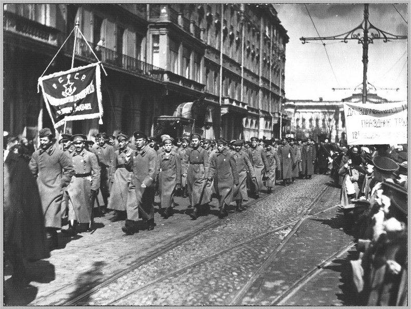 Колонна демонстрантов воинской части на улице Лассаля (бывшая Михайловская)