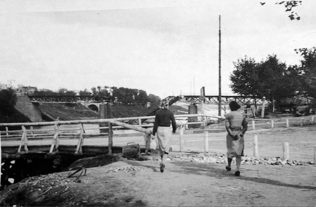 Разрушенный Железный мост и временный деревянный мост