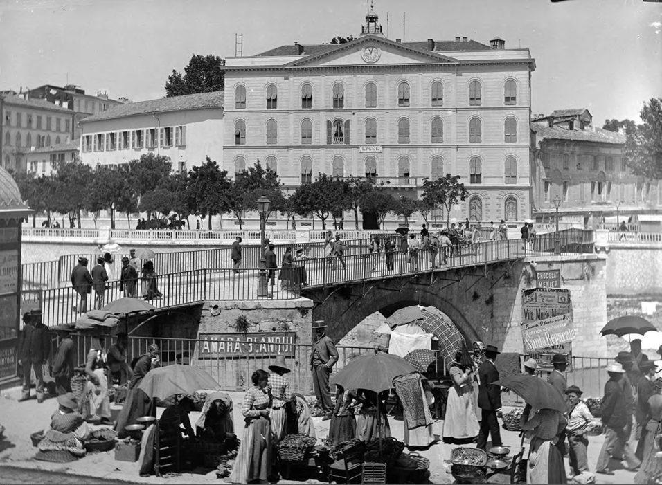 Le marché d'été devant le Pont-Vieux sur le Paillon, face à l'ancien lycée de garçons