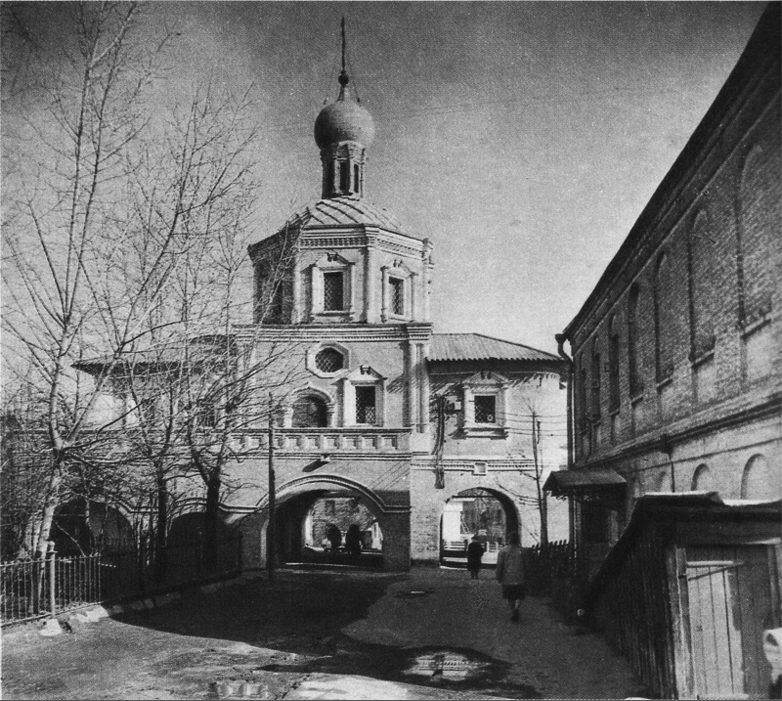 Надвратная Спасская церковь Зачатьевского монастыря