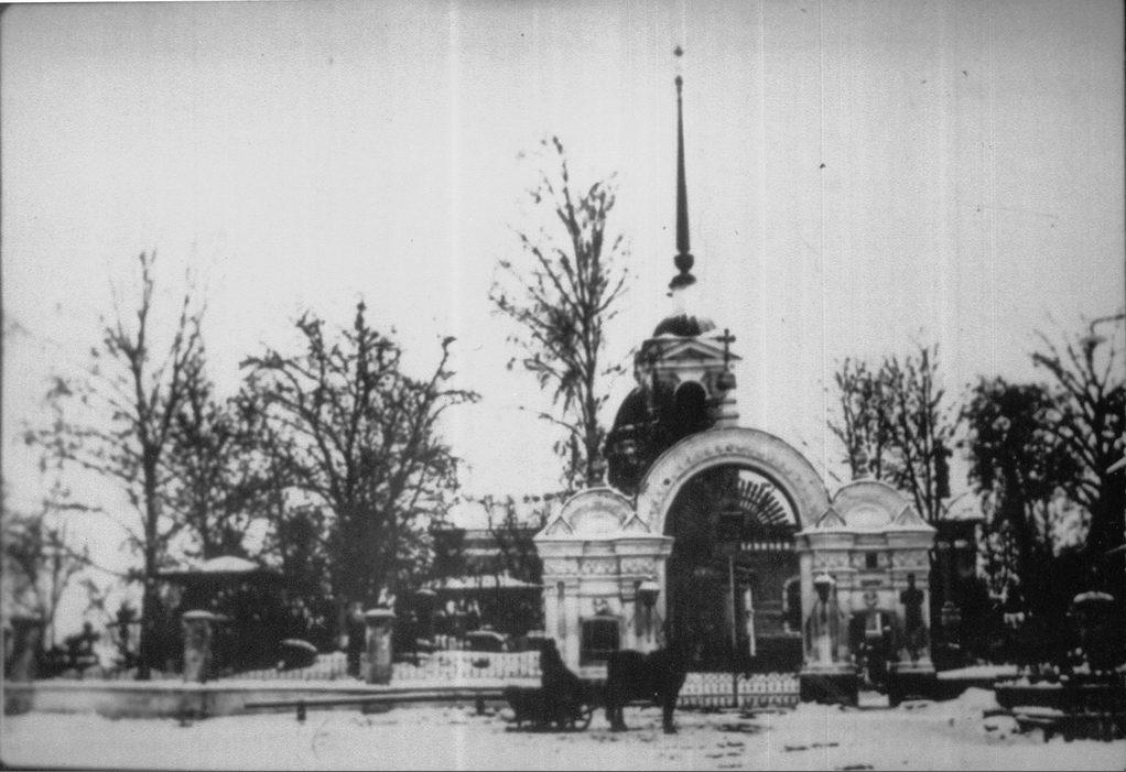 Вид на Смоленское кладбище с запада (с конца Смоленской улицы)