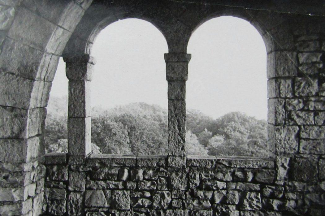 Внутри башни на горе Ахун
