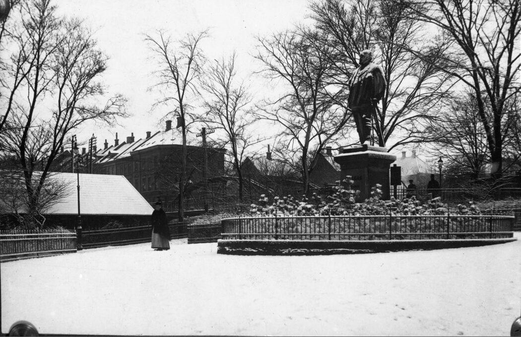 Banegårdspladsen. Rasmus Andersens Dlagas-statue