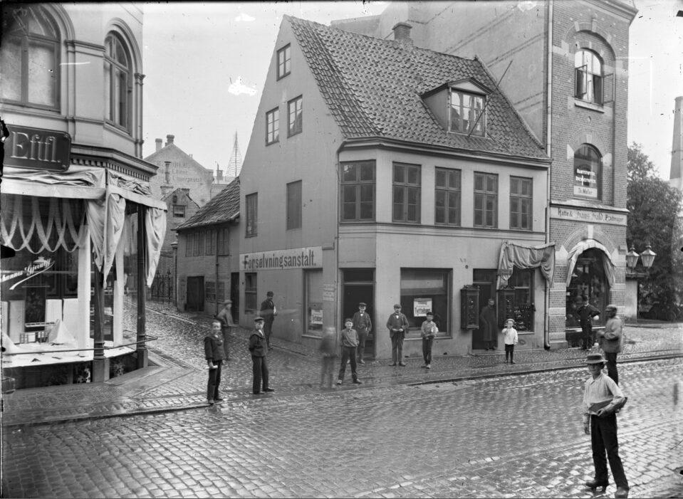 Hjørnet af Immervad og Skt. Clemens Stræde. Til højre ses Ågade