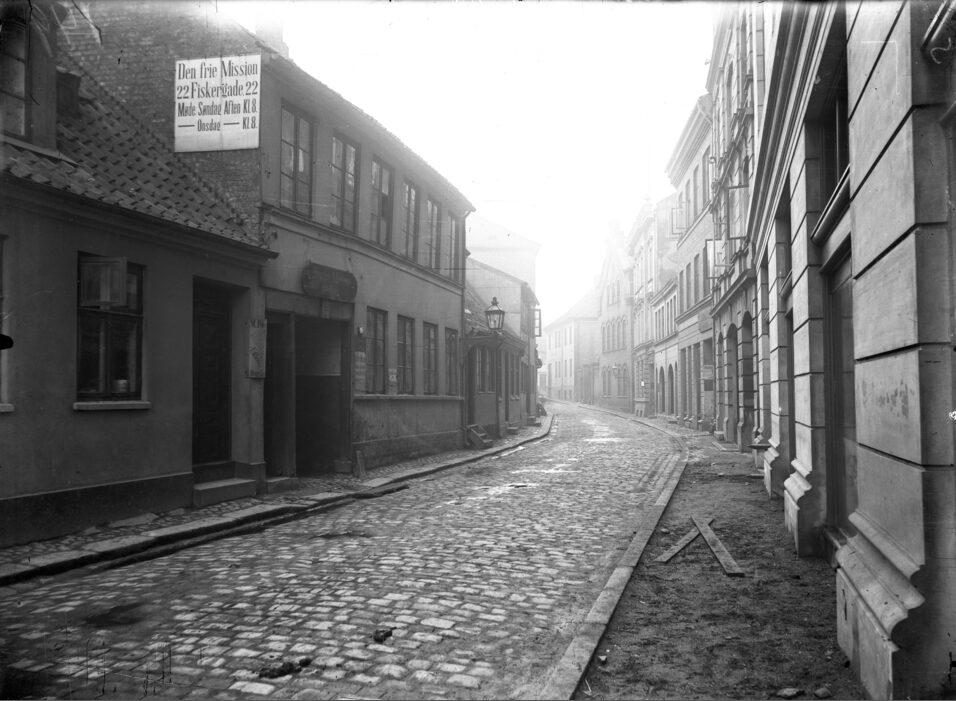 Frederiksgade. På skiltet til venstre står Den Frie Mission, Fiskergade 22