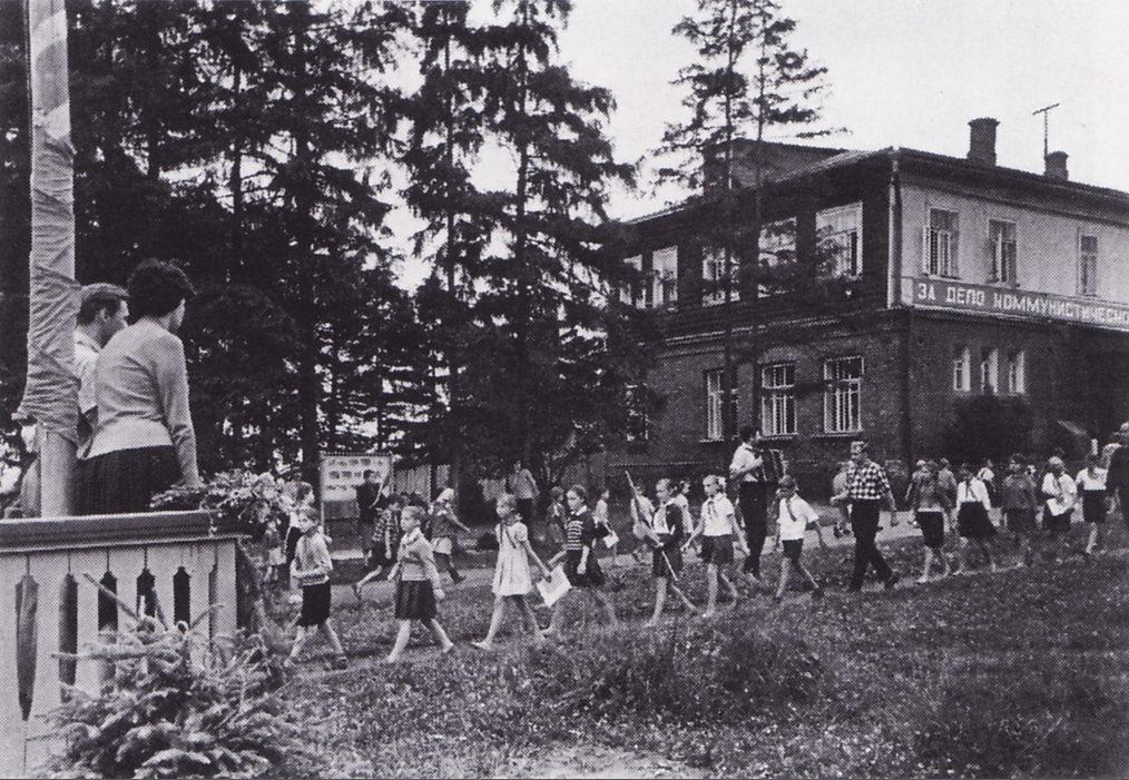 Пионерский лагерь ВНИИФТРИ в здании Льяловской школы