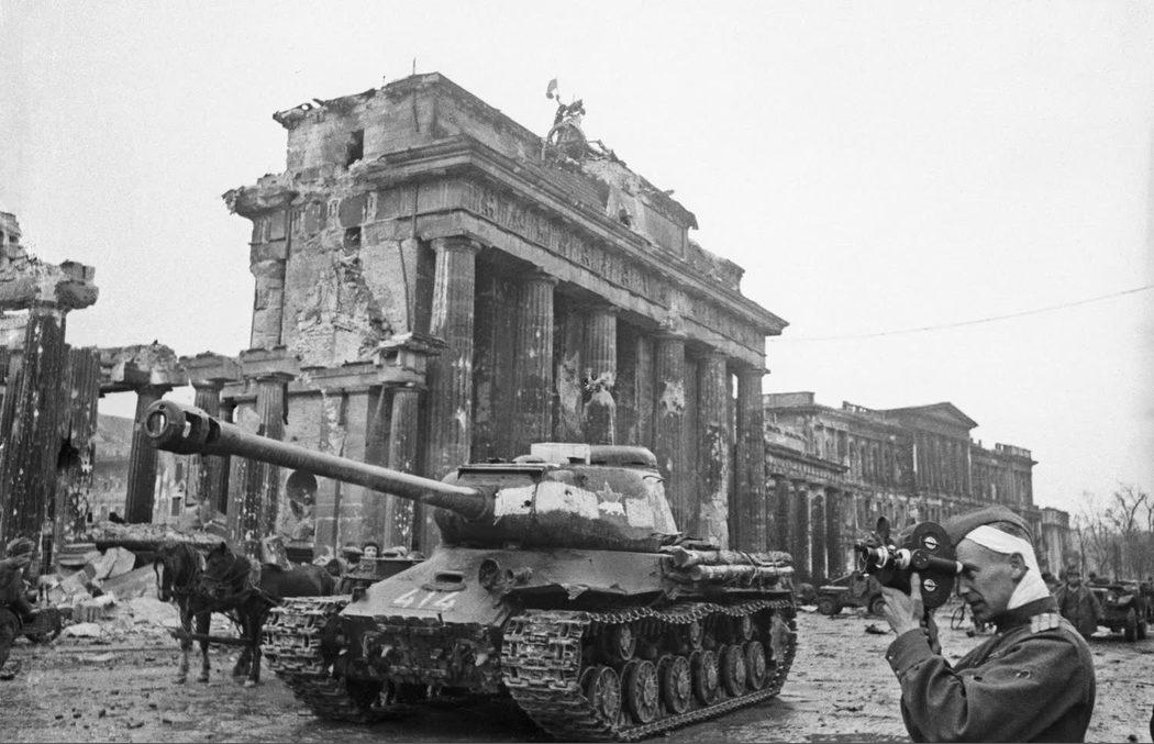 Kameramann R.L. Carmen filmt neben dem IS-2 Panzer nahe dem Brandenburger Tor