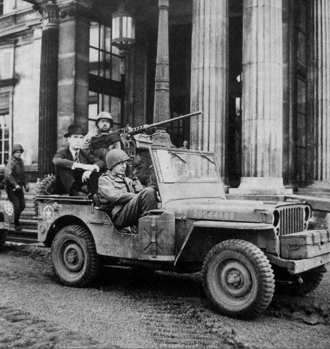 Arrested Alfried Krupp sitzt in einem Geländewagen der amerikanischen Armee
