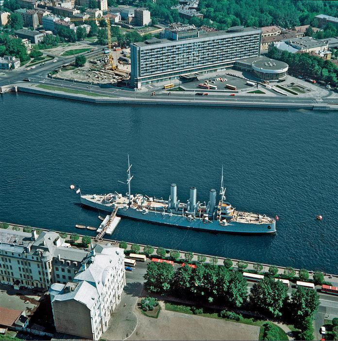 Вид на "Аврору" и гостиницу "Ленинград"