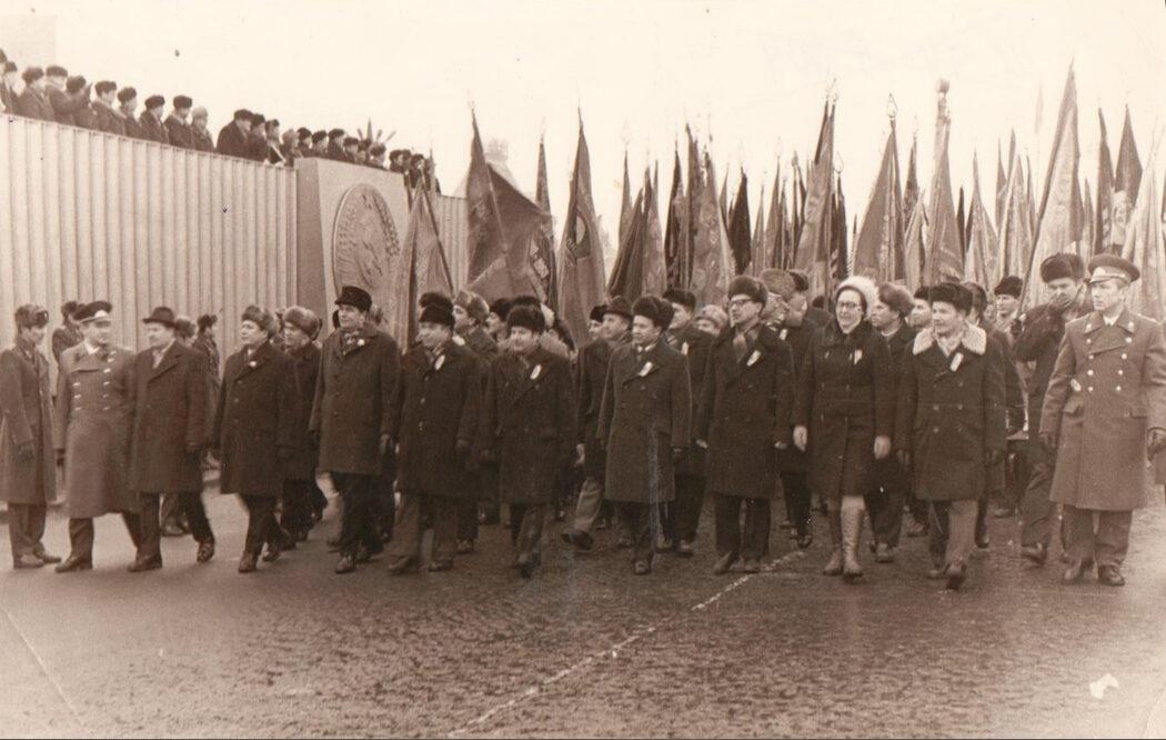 Демонстрация 7 ноября на пл.Ленина