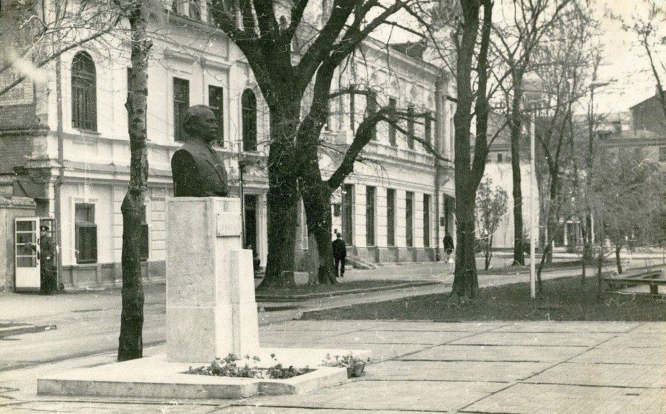 Памятник Г. Димитрову в пер. Университетском