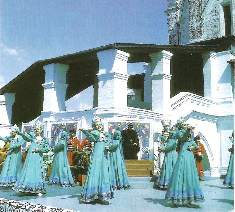 Сцена из музейно-исторического спектакля "В семи верстах от Москвы"