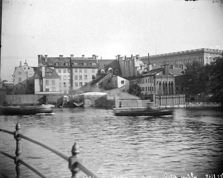 Helgeandsholmen, från väster, med Lorentzska badinrättningen