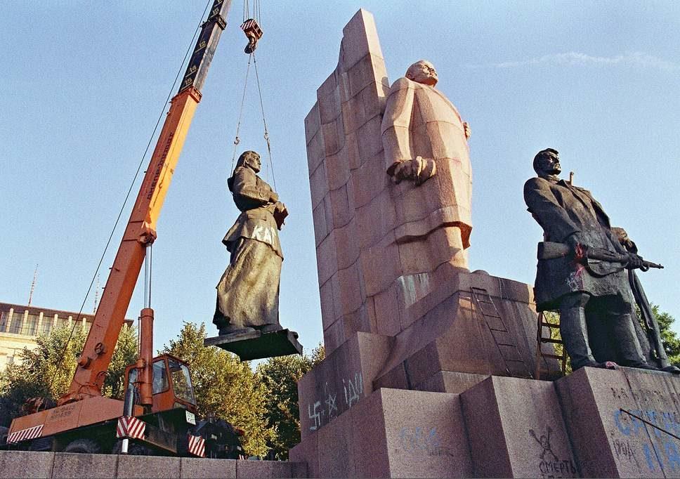 Демонтаж монумента Октябрьской Революции 1917 года