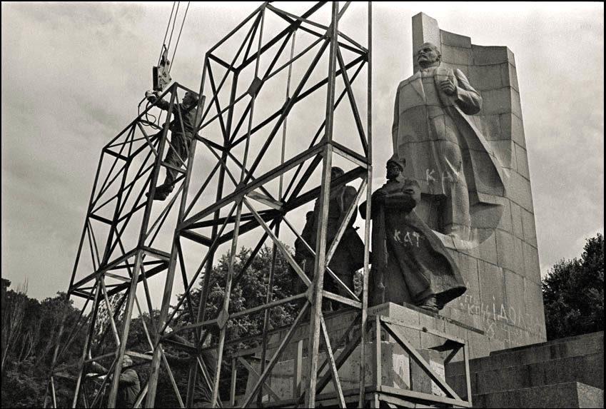 Демонтаж монумента Октябрьской Революции 1917 года