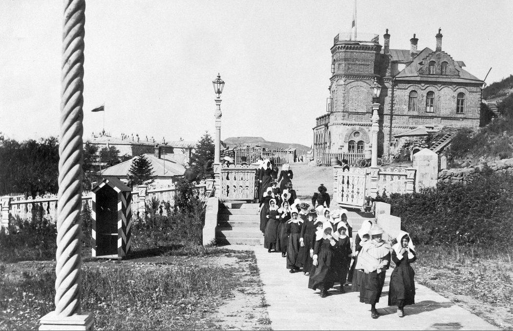 Воспитанницы у Успенского Кафедрального собора