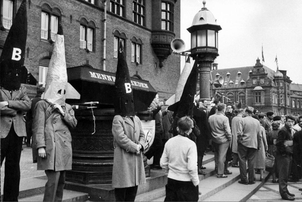 Dansk kommunister demonstrerer på Rådhuspladsen mod atomvåben