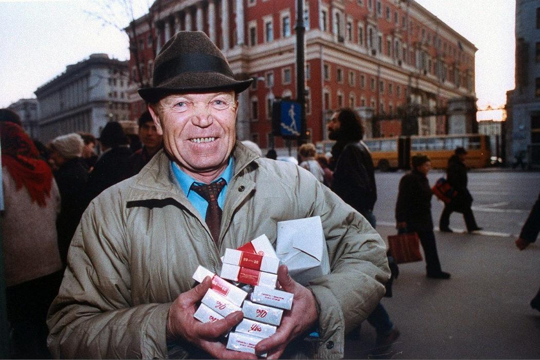 Мужчина с сигаретами "Ява" на улице Горького