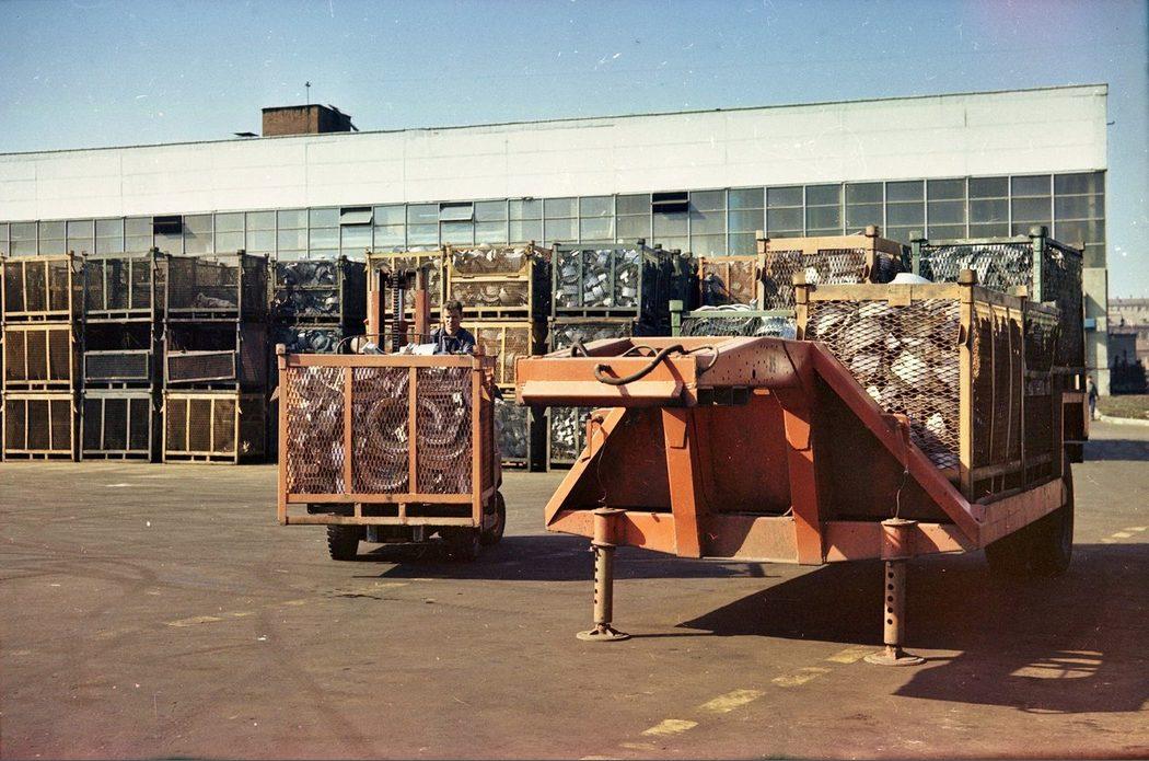 Площадка складирования тормозных колодок у цеха Двигатель-3 на территории ЗиЛ