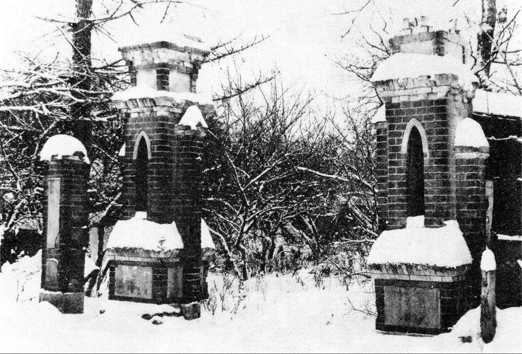 Ленино (Царицыно). Руины ворот бывшей дачи Ероховых