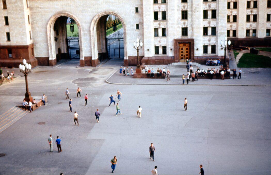 Студенты играют в футбол во дворе МГУ