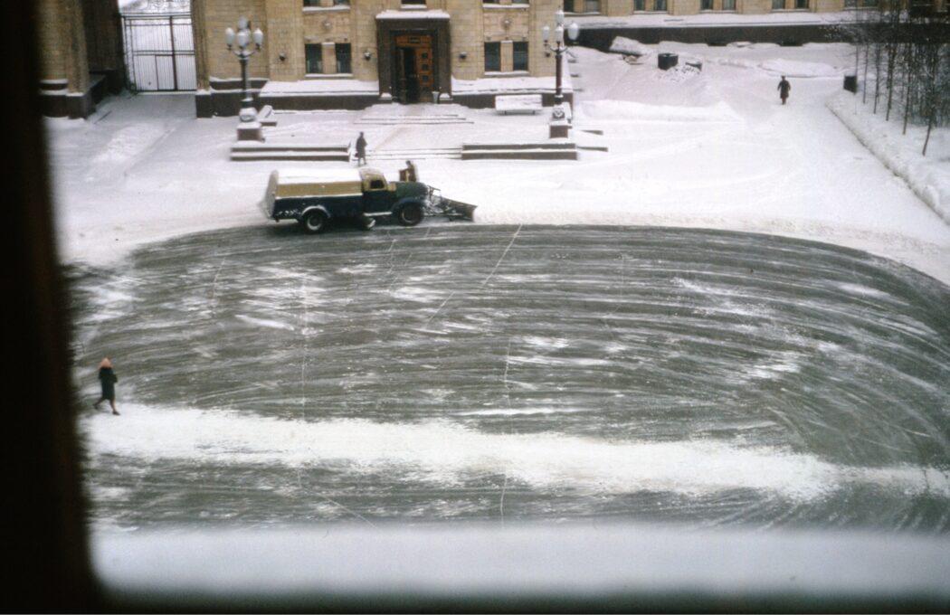 Уборка снега во дворе МГУ