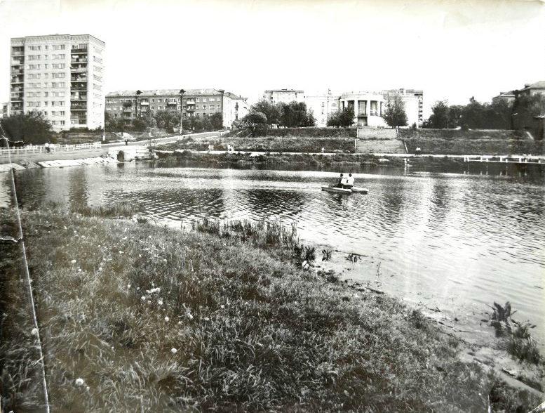 Вид ДК «Машиностроитель» с берега р. Петрицы