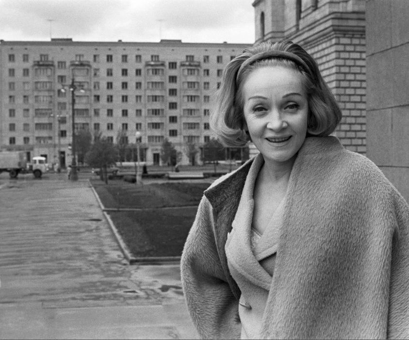 Знаменитая актриса Марлен Дитрих у гостиницы "Украина" на Кутузовском проспекте