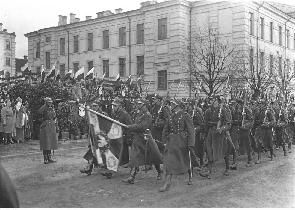 Военный парад на улице Мицкевича