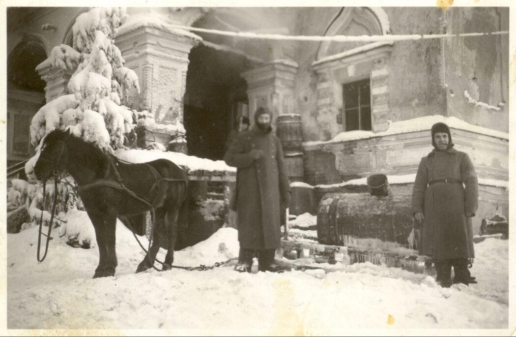 Дудергоф . Немецкие солдаты на хоз. работах у церкви св. Ольги